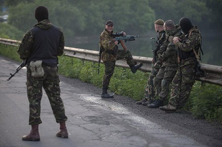 Binh sỹ Nga xuất hiện gần biên giới miền Đông Ukraine hôm 18/6. Ảnh: AP