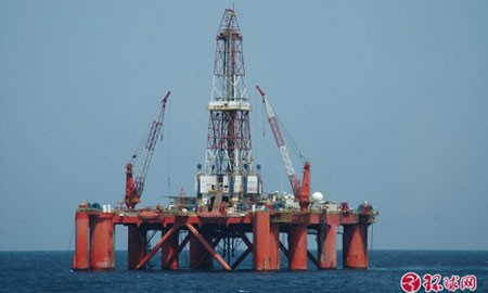 Giàn khoan dầu Nam Hải 2 đang được điều động trên Biển Đông. Ảnh: Huanqiu