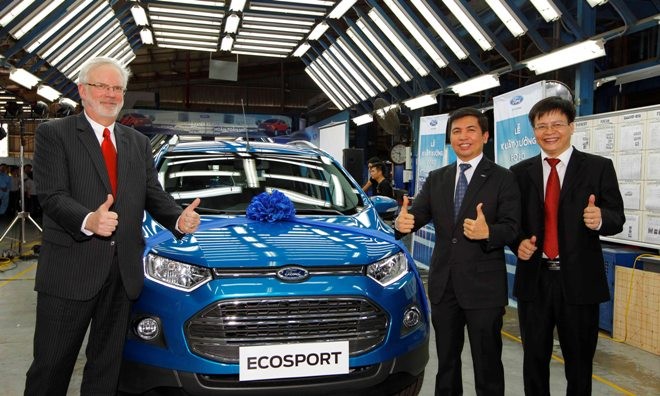 David B. Shear (trái), Đại sứ Hoa Kỳ tại Việt Nam tới dự lễ xuất xưởng Ford EcoSport.