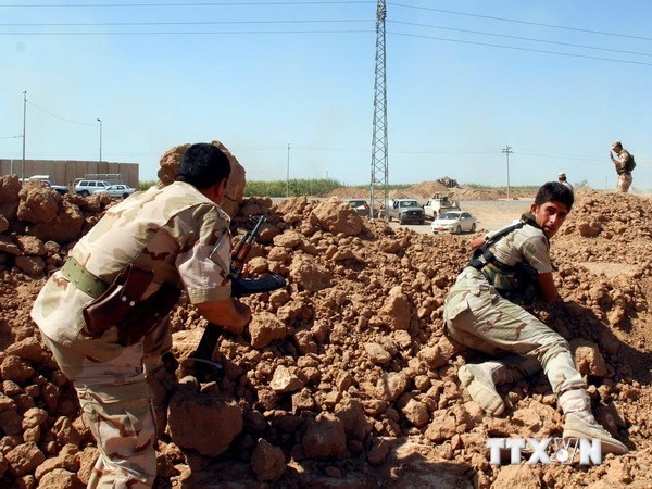 Lực lượng an ninh người Kurd giao tranh với các tay súng IS. (Nguồn: THX/TTXVN)