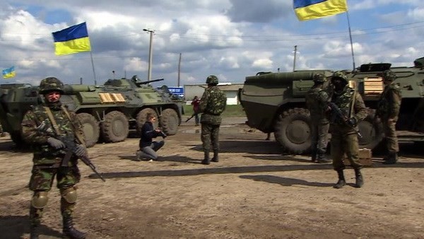 Quân đội Ukraine kiểm soát lối vào khu vực Miền Đông. (Nguồn: www.bbc.com)
