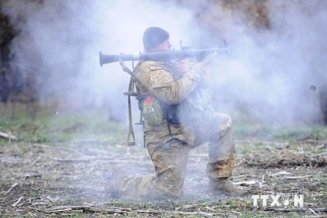 Binh sĩ Ukraine giao tranh với lực lượng li khai. Ảnh: AFP/ TTXVN