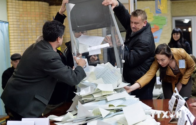 Nhân viên ủy ban bầu cử địa phương kiểm phiếu tại một điểm bỏ phiếu ở thành phố Kramatorsk, miền đông Ukraine ngày 26/10. (Ảnh: AFP/TTXVN)