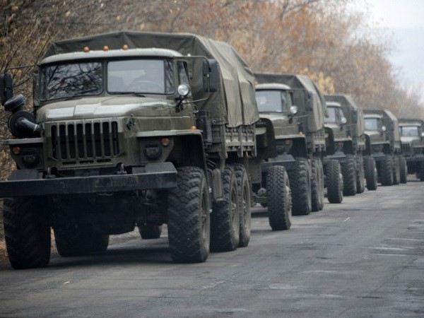 Xe quân sự đậu ở phía Đông thị trấn Sneznyi của Ukraine. (Nguồn: AP)