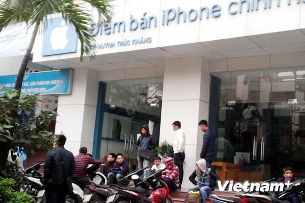 Xếp hàng xuyên đêm đợi mua iPhone 6 tại Hà Nội