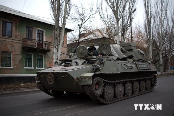  Xe thiết giáp trên tuyến đường chính gần làng Torez, phía đông Donetsk ngày 12/11. (Ảnh: AFP/ TTXVN)