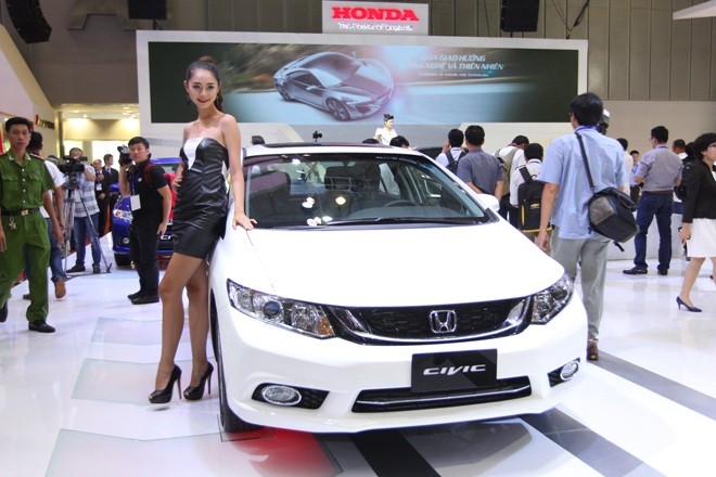 Honda Civic 2015 bất ngờ 'xuất trận', giá từ 780 triệu đồng