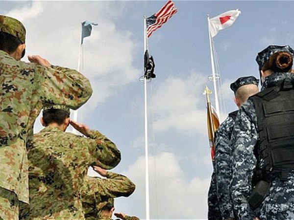 Lực lượng tự vệ Nhật Bản (trái) và binh sỹ quân đội Mỹ chuẩn bị cho một cuộc tập trận quân sự chung ở Sasebo, miền nam Nhật Bản. Ảnh minh họa. (Nguồn: AP)
