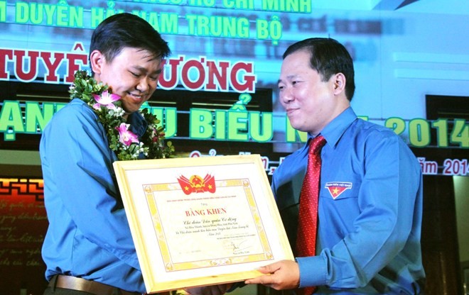 Anh Nguyễn Phi Long trao Bằng khen cho Chi đoàn tiêu biểu ở Phú Yên