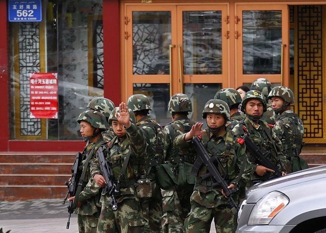 Cảnh sát vũ trang Trung Quốc triển khai tại Urumqi sau vụ nổ hồi tháng 5/2014. (Nguồn: Reuters)