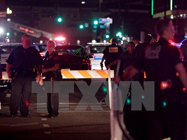 Cảnh sát làm nhiệm vụ tại hiện trường vụ nổ súng. (Nguồn: EPA/TTXVN)