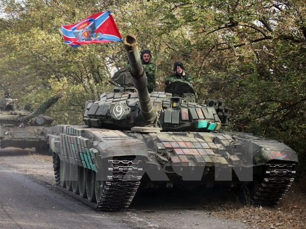 Xe tăng của lực lượng ly khai rời thị trấn Novoazovsk ở khu vực Donetsk ngày 21/10. (Nguồn: AFP/TTXVN)