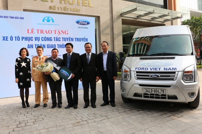 Ford Việt Nam tặng ô tô tuyên truyền giao thông