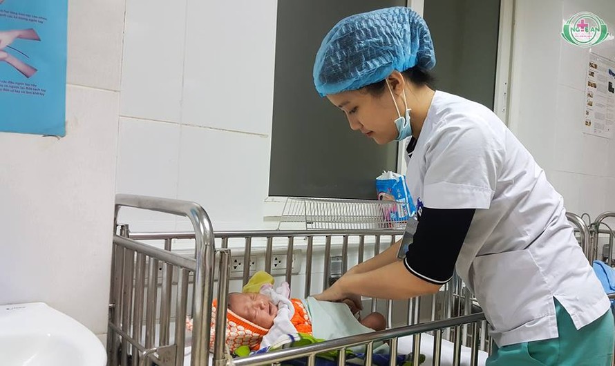 Bé sơ sinh 15 ngày tuổi được điều trị tại Bệnh viện ĐK Nghệ An.