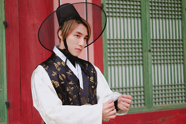 Sơn Tùng gây bất ngờ khi mặc hanbok.