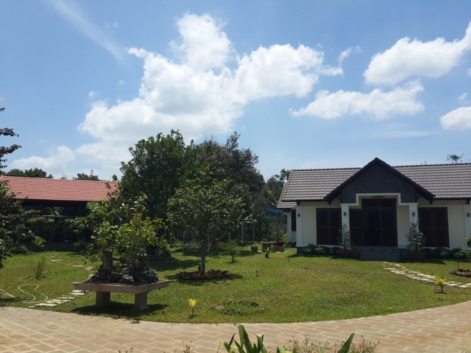 Cụm công trình hoành tráng xây dựng trên đất nông nghiệp được cho là của gia đình ông Nguyễn Văn Đấu.