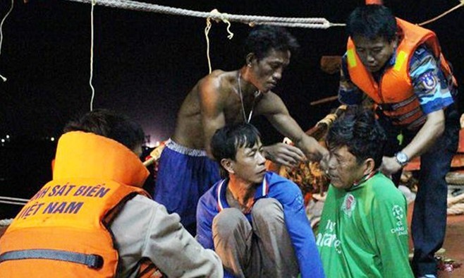 4 ngư dân bị thương được cảnh sát biển đưa vào Phú Quốc đêm 24/6. Ảnh: CSB.