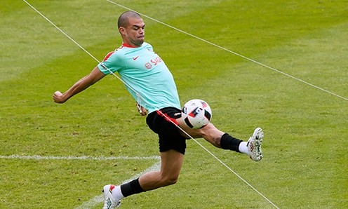 Sự trở lại của Pepe là tin vui cho hàng thủ Bồ Đào Nha, khi họ phải đối mặt với hàng công lợi hại nhất giải của phía chủ nhà Pháp. Ảnh: Reuters.