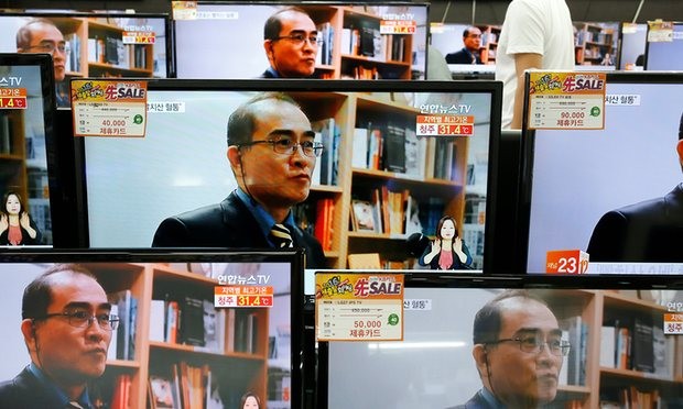 Người dân Hàn Quốc xem bản tin về nhà ngoại giao Thae Yong-ho.