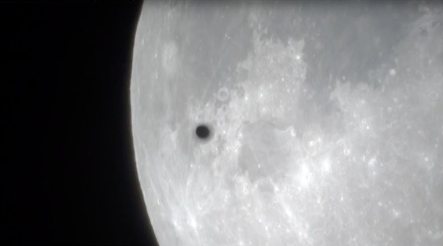 Hình ảnh vật thể bay không xác định lướt qua siêu mặt trăng. Ảnh cắt từ clip
