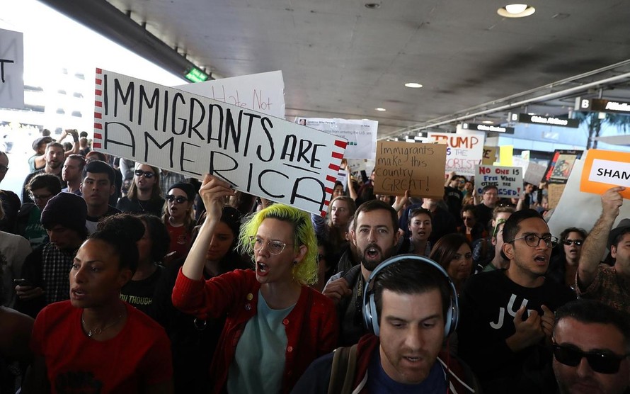 Người biểu tình phản đối sắc lệnh cấm người nhập cư của Trump.