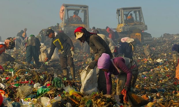 Người dân Indonesia nhặt rác ở Medan. Ảnh: SabirinManurung