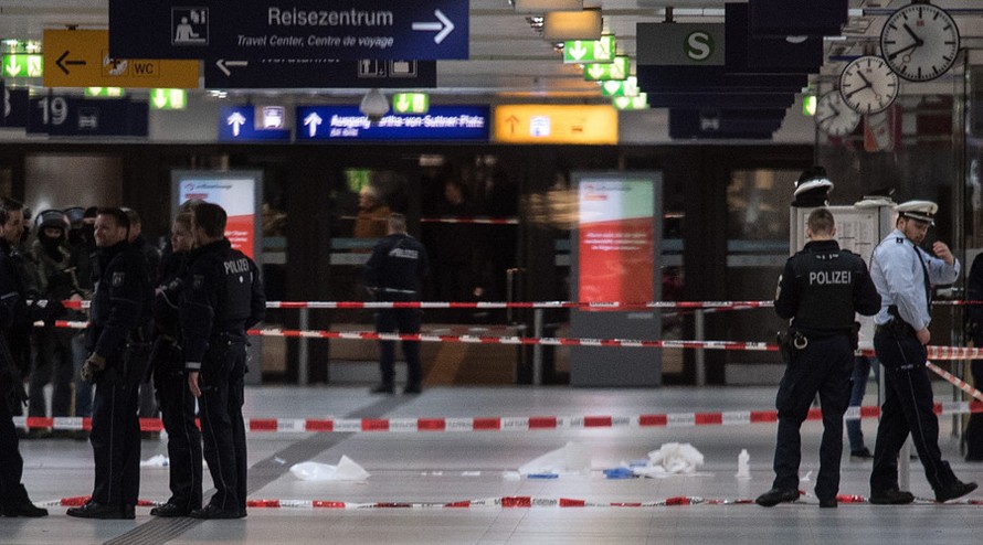 Cảnh sát Đức phong tỏa nhà ga xe lửa chính của Dusseldorf.