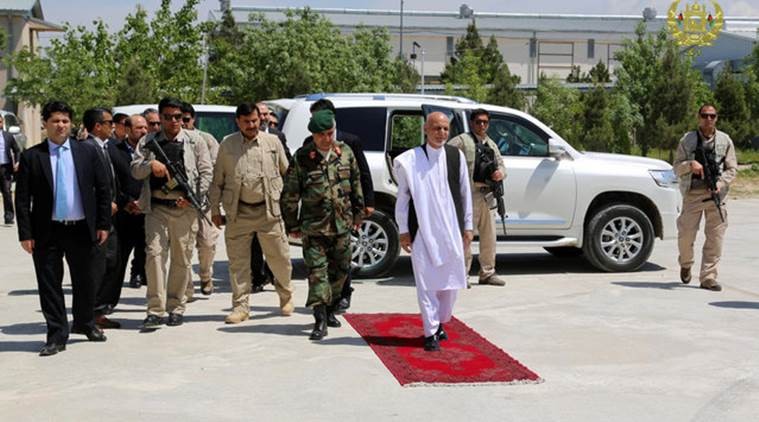Tổng thống Afghanistan Ashraf Ghani thăm căn cứ quân sự Mazar-i-Sharif sau vụ tấn công của Taliban. Ảnh: AP