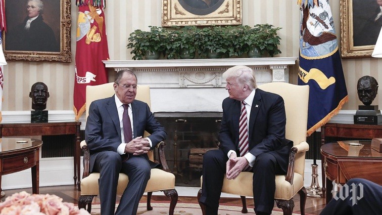 Tổng thống Mỹ Donald Trump và Ngoại trưởng Nga Sergei Lavrov trò chuyện tại Nhà Trắng.