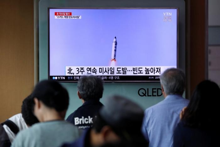 Người Hàn Quốc xem bản tin về vụ phóng tên lửa ở Triều Tiên tại một ga tàu ở Seoul. Ảnh: Reuters
