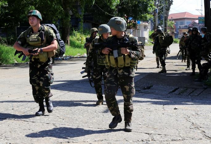 Quân đội Philippines tiếp tục các cuộc tấn công chống lại phiến quân Maute đang chiếm nhiều vùng tại Marawi. Ảnh: Reuters