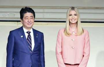 Thủ tướng Nhật Bản Shinzo Abe gặp ái nữ Tổng thống Mỹ Ivanka Trump hôm 3/11. Ảnh: The Yomiuri Shimbun