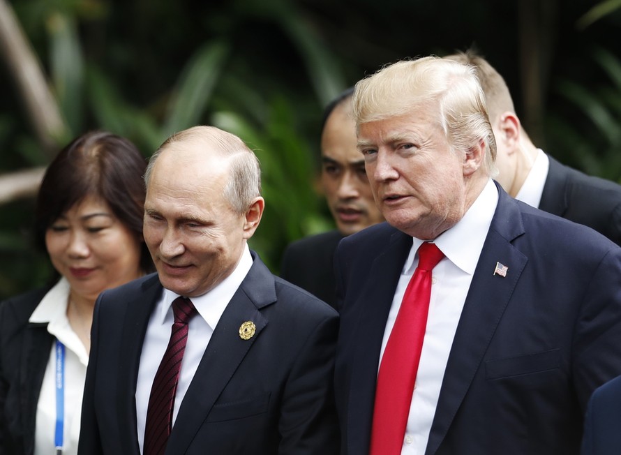 Tổng thống Nga Vladimir Putin trò chuyện với người đồng cấp Mỹ Donald Trump tại APEC 2017 tại Đà Nẵng. Ảnh: AP