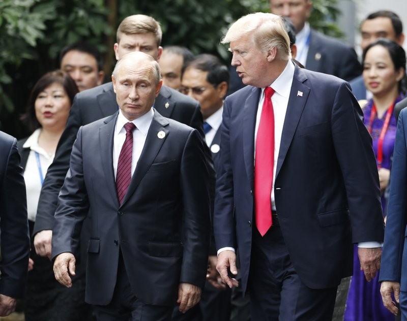 Tổng thống Mỹ Donald Trump trò chuyện với người đồng cấp Vladimir Putin bên lề APEC 2017 vào sáng 11/11 tại Đà Nẵng. Ảnh: AP