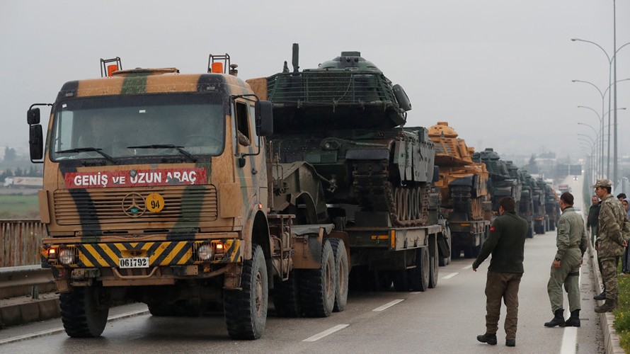 Xe quân sự của Thổ Nhĩ Kỳ có mặt tại khu vực biên giới với Syria. Ảnh: Reuters