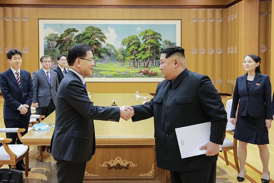 Phái đoàn Hàn Quốc gặp Chủ tịch Triều Tiên Kim Jong-un. Ảnh: AFP
