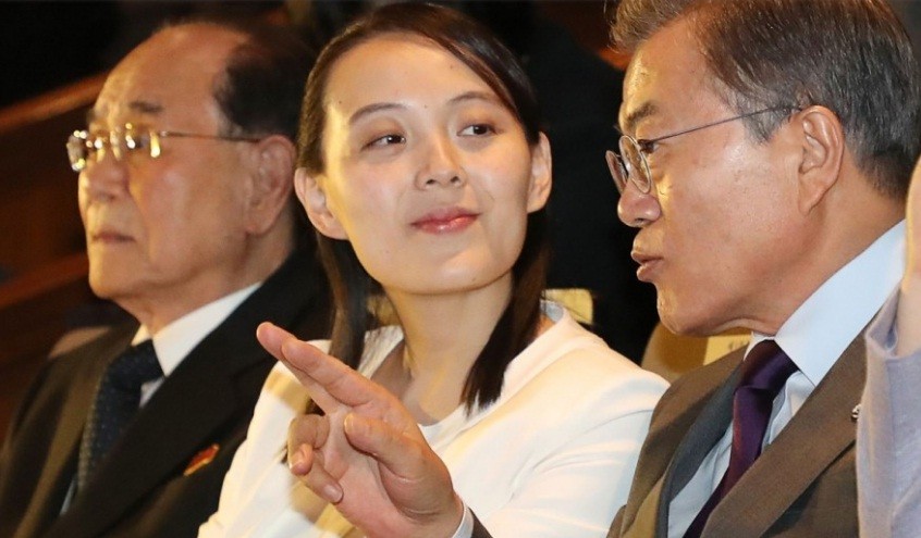 Bà Kim Yo-jong, em gái Chủ tịch Triều Tiên Kim Jong-un, nói chuyện với Tổng thống Hàn Quốc Moon Jae-in tại Olympic 2018. Ảnh: AFP