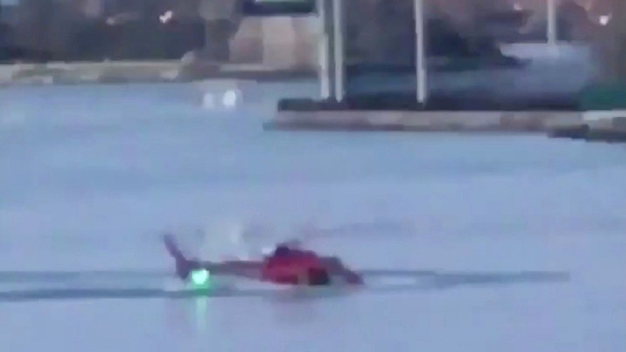 Chiếc trực thăng rơi xuống sông Đông khiến 2 người chết, 3 người nguy kịch. Ảnh cắt từ video