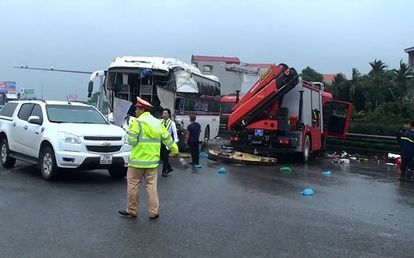 Hiện trường vụ TNGT xe khách 45 chỗ với xe cảnh sát cứu nạn trên cao tốc Pháp Vân - Cầu Giẽ (Hà Nội)