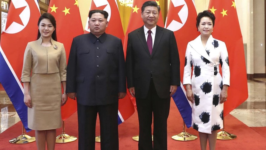 Bà Ri Sol-ju (trái) xuất hiện cùng chồng, Chủ tịch Triều Tiên Kim Jong-un, trong lễ đón tiếp tại Bắc Kinh do vợ chồng Chủ tịch Trung Quốc Tập Cận Bình và bà Bành Lệ Viện chủ trì. Ảnh: Tân Hoa Xã