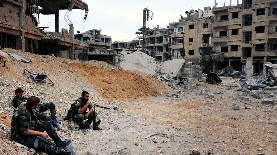 Binh sĩ Syria được nhìn thấy tại Douma, Đông Ghouta, vào ngày 28/3 vừa qua. Ảnh: Global Look Press