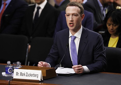 Mark Zuckerberg tại buổi điều trần trước Thượng viện Mỹ.