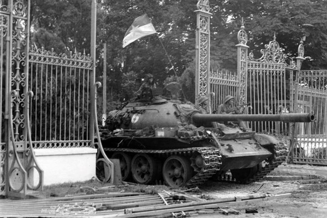 Xe tăng quân giải phóng tiến vào dinh Độc Lập trưa 30/4/1975. Ảnh tư liệu