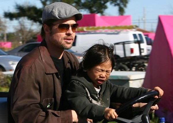 Brad Pitt bên con trai Pax Thiên lúc nhỏ.