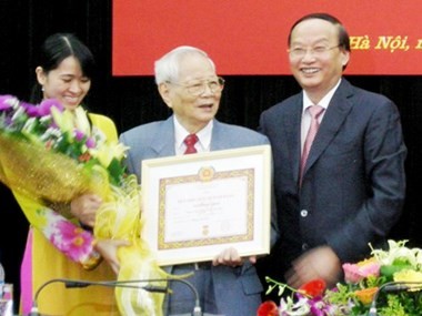 Nguyên Chủ tịch Hội đồng Lý luận Trung ương Nguyễn Đức Bình (ở giữa) đã từ trần.