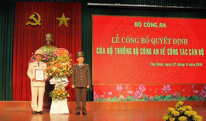 Trung tướng Nguyễn Văn Sơn – Thứ trưởng Bộ Công an trao quyết định điều động, bổ nhiệm và tặng hoa Thượng tá Nguyễn Thanh Trường - Giám đốc Công an tỉnh Thái Bình. Ảnh: VTC News