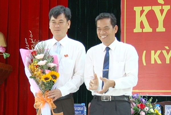 Ông Trần Trung Nhân (vô tay) được điều động giữ chức Trưởng Ban Nội chính Tỉnh ủy thay ông Hồ Văn Năm bị cách chức.