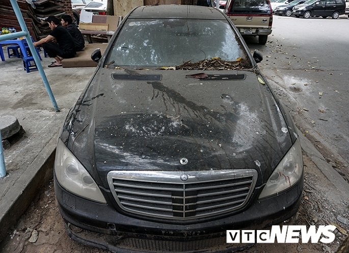 Xe Mercedes-Benz gần chục tỷ đồng bị bỏ hoang bên vệ đường nhiều năm. Ảnh: VTC News