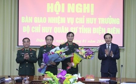 Lãnh đạo Quân khu 2, tỉnh Điện Biên chúc mừng Đại tá Hoàng Hải và Đại tá Ngô Quang Tuấn. Ảnh: VGP