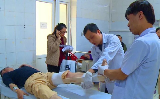 Anh Đỗ Xuân Thanh, cán bộ Phòng CSGT Công an tỉnh Thanh Hóa, bị thương đang được điều trị tại Bệnh viện Đa khoa tỉnh Thanh Hóa. Ảnh: NLĐ